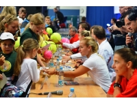 dominika-cibulkova-so-zberatelmi-autogramov-1