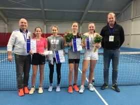 Dvojhra: semifinalistky Balus, Šarinová, víťzka Tóthová, finalistka Daubnerová