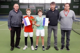 S finalistami prezident STZ Tibor Macko (vľavo), riaditeľ trunaja Peter Habán a vrchný rozhodca Pavol Šimo