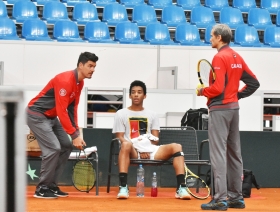 Auger-Aliassime, vľavo kapitán Dancevic